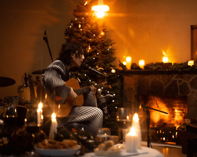 35岁的林宥嘉拍照帅气，下巴尖得像锋利的匕首。粉丝担心她太瘦不健康。