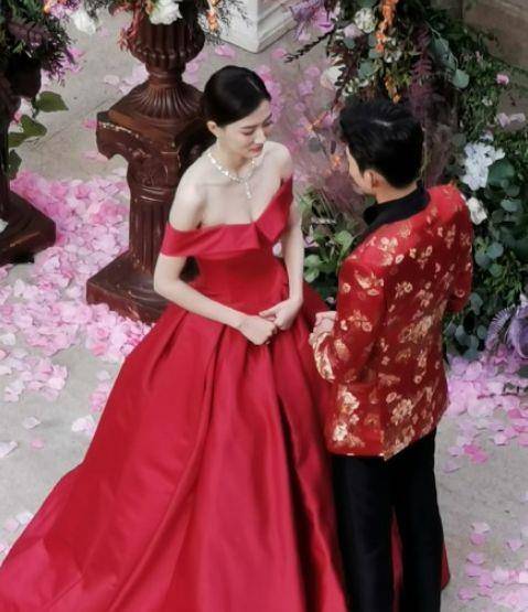 Hans Zhang婚礼现场曝光,与徐璐一起穿红色礼服,低头看镜头,露露肩宽成亮点