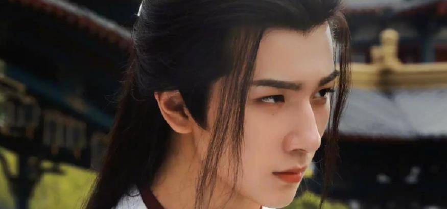 凭借《变形计》走红娱乐圈的幸运男孩李宏毅,至今仍是赵露斯的绯闻男友。