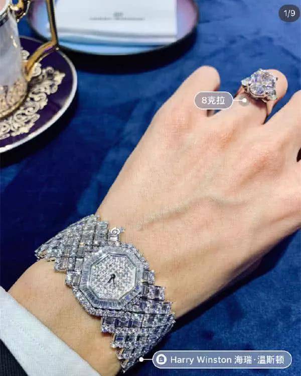 不怕买超级吃醋?珍妮不顾形象与富二代合影,疑似坐在男方腿上引发热议。