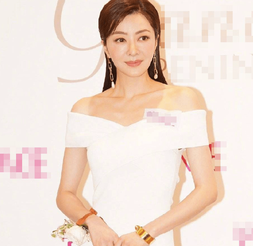 41岁的熊黛林近期写真曝光,低胸长裙衬出完美身材,脸部法令纹暴露年龄。