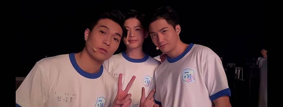 突然,这个新来的TVB学生暴露了他糟糕的私生活。令人惊讶的是,他发表了许多评论,并打破了