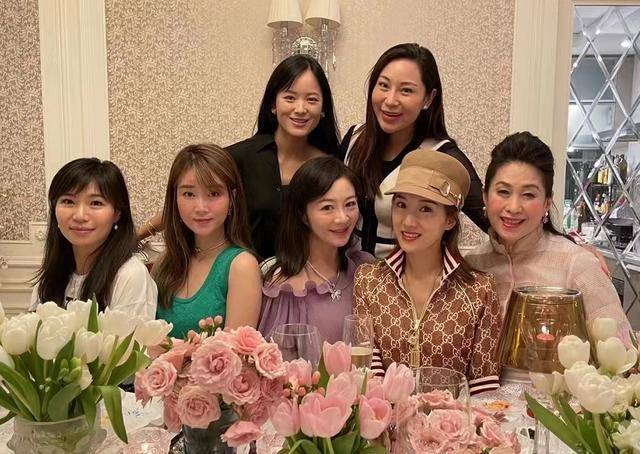 李连出席港台派对!腰挎万元包太时尚,吕良伟老婆秀身材。