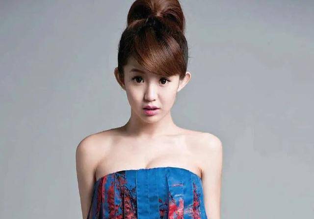 29岁的台湾宅男女神郭书瑶与交往六年的男友分手后,曾表示蔡康永是她的贵人。