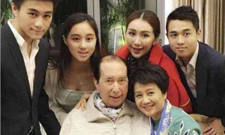 68岁的何鸿燊昔日心腹吴志诚,40岁的HKU大三学生何艳娟的《忘年交》