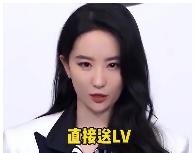 《美女暴击》刘亦菲:身价过亿,一件棉袄穿了十年,现在国籍有争议。