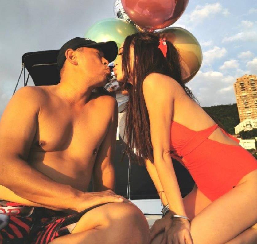 因为太妹15岁被星探发现,嫁给了有钱人,17年后分手,有钱的前夫满世界追着她复婚。