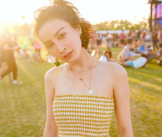 曾经被嫌弃丑的“花瓶”,已经变身女神,现在单身也很幸福。