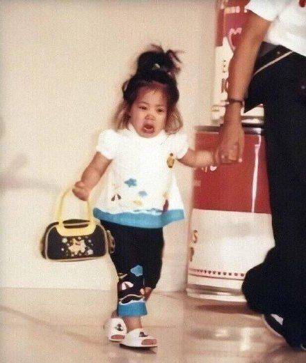 欧阳娜娜演出肩带脱(欧阳娜娜小时候走秀哭)