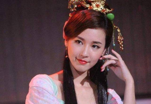 她24岁奉子成婚嫁大21岁二婚男星，相恋十年，遭遇家暴和抛弃(奉子成婚:二嫁新妻太抢手)