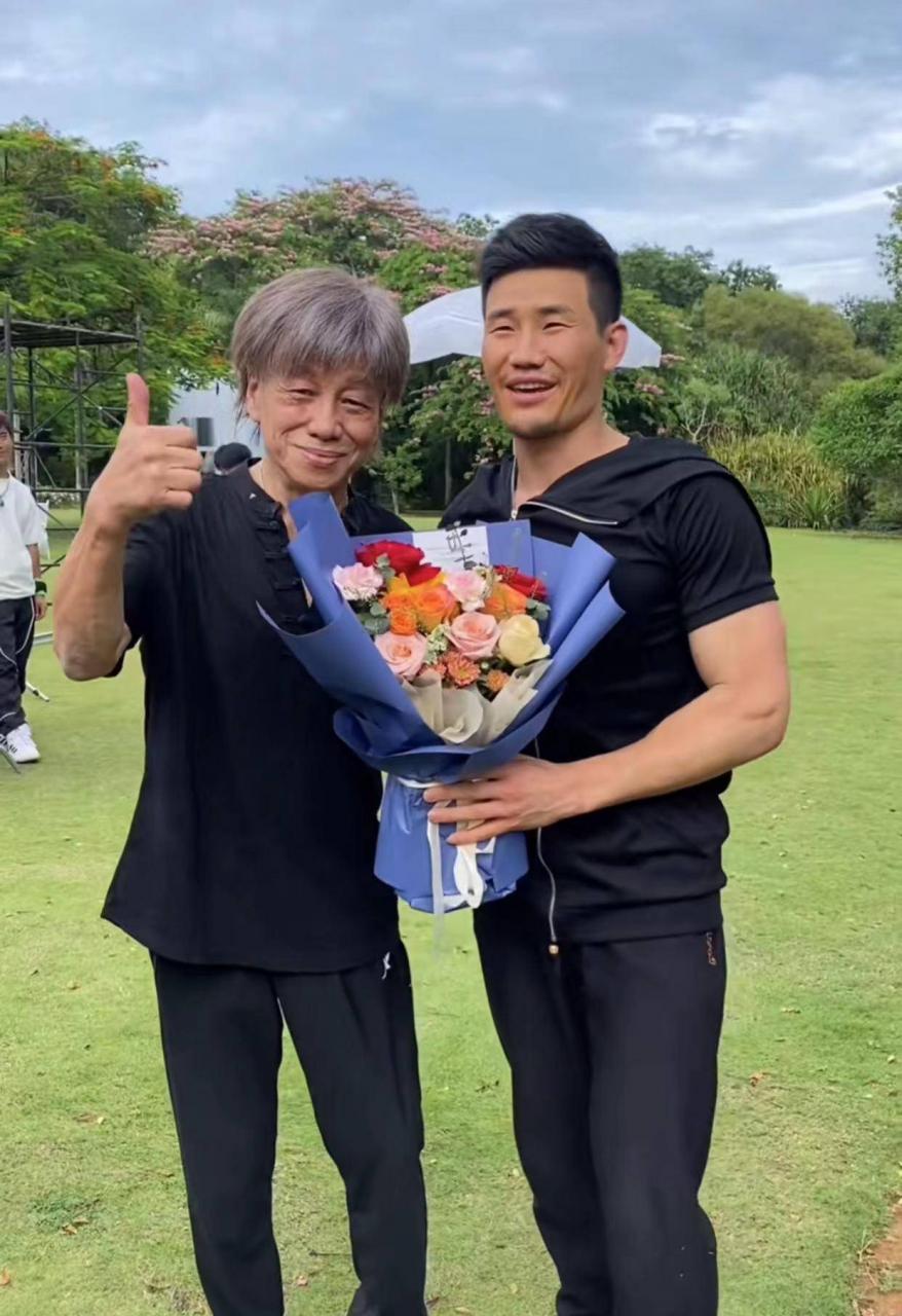 嘎子带着一家四口乘游艇出海。他的妻子又热又白，他的两个儿子看起来像他们的父亲。