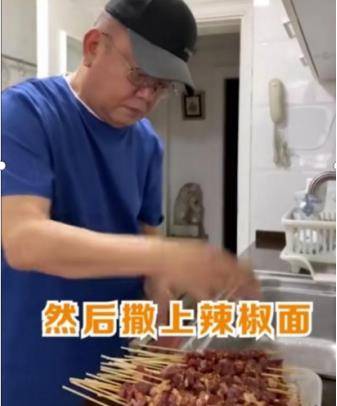 70岁的王刚拍摄了一系列近期照片。他不想出乎意料地展示他的财富。厨房在电话厅安装了一个石狮子。