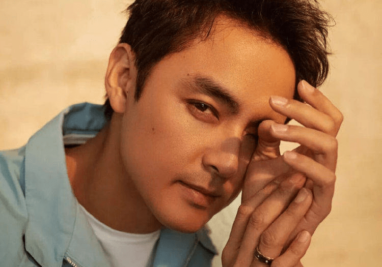 一出道就成了男主角,所有演员都成了一线明星。现在他的风采不减当年。