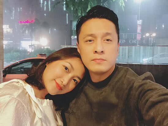 女粉丝5岁与22岁男偶像合影，18年后成功结婚。