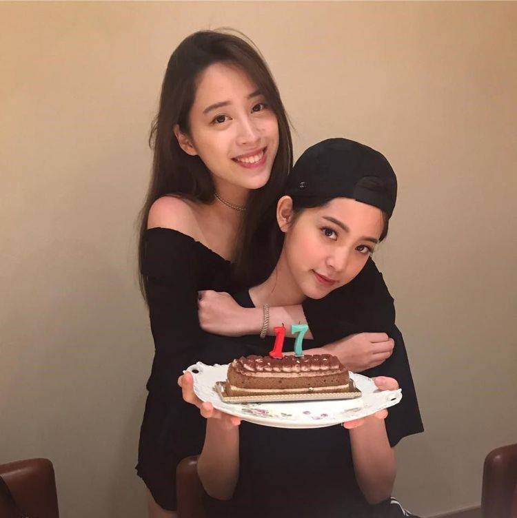 欧阳娜娜演出肩带脱(欧阳娜娜小时候走秀哭)