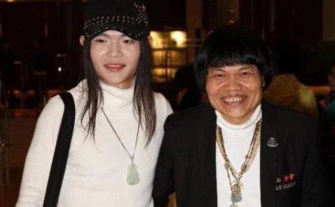 他是最丑的演员,妻子一夜之间损失上亿身家,儿子长发浓妆夸张。