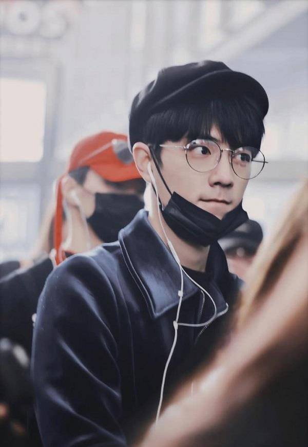 肖恩笑自己戴眼镜“丑”。粉丝们看到他大学的毕业照后,都闭嘴了。