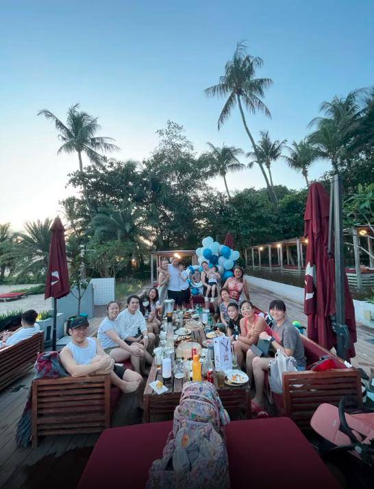 新加坡第一美女范文芳庆祝丈夫生日!像女孩一样又白又漂亮,7岁的儿子长得像他爸爸。