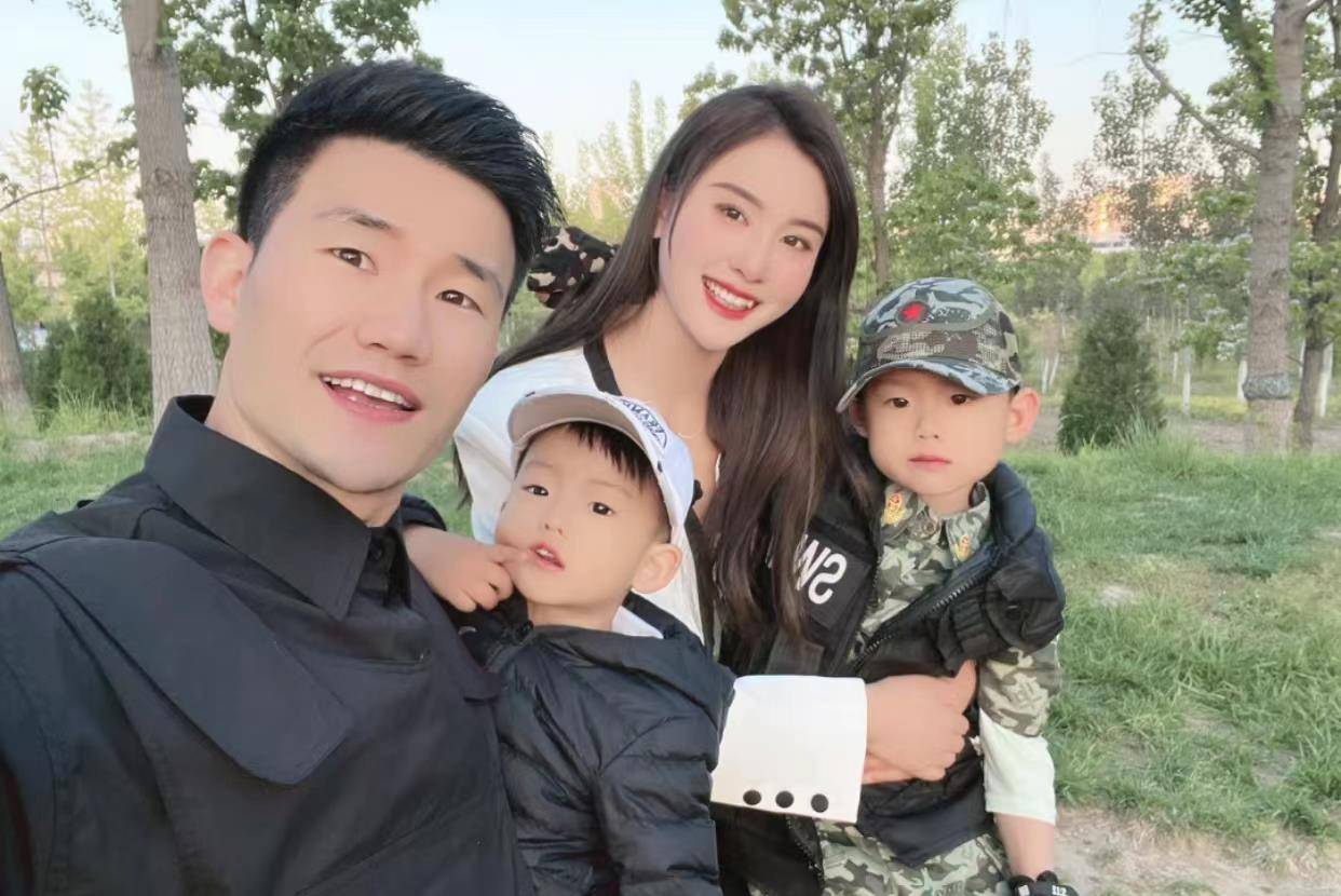 嘎子带着一家四口乘游艇出海。他的妻子又热又白，他的两个儿子看起来像他们的父亲。