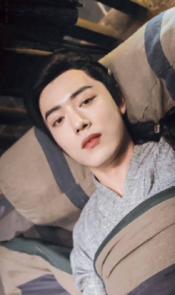 肖恩笑自己戴眼镜“丑”。粉丝们看到他大学的毕业照后,都闭嘴了。