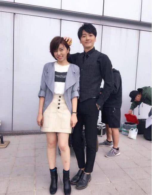 男明星被曝与同剧组女演员时尚,妻子生气“回娘家”,秀出眼泪。