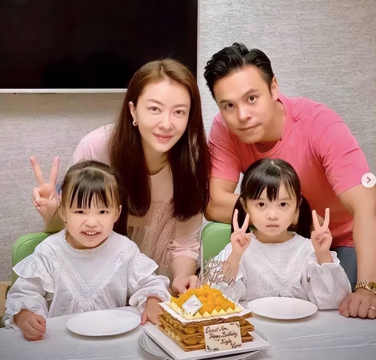 41岁的熊黛林近期写真曝光,低胸长裙衬出完美身材,脸部法令纹暴露年龄。