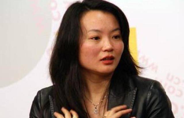 热依扎恢复机场照(热依扎晒全家福感谢粉丝)