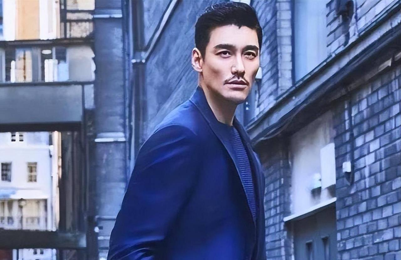 屈生日那天，胡在卡点送上祝福。他的友谊30年没变。爱上四个男人后，