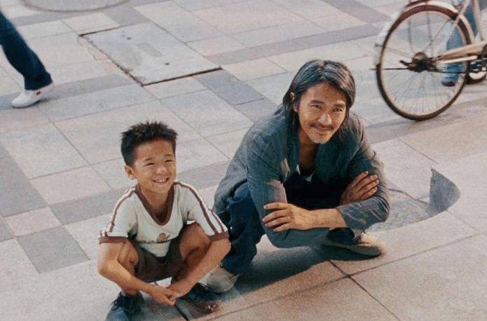 还记得《长江七号》的富二代男孩吗?现在21岁,换回女装,美得认不出来。