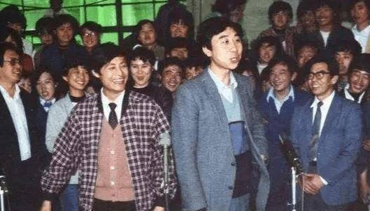 相声天才刘伟:从巅峰变成了“囚徒”,离开冯巩就不会红了。