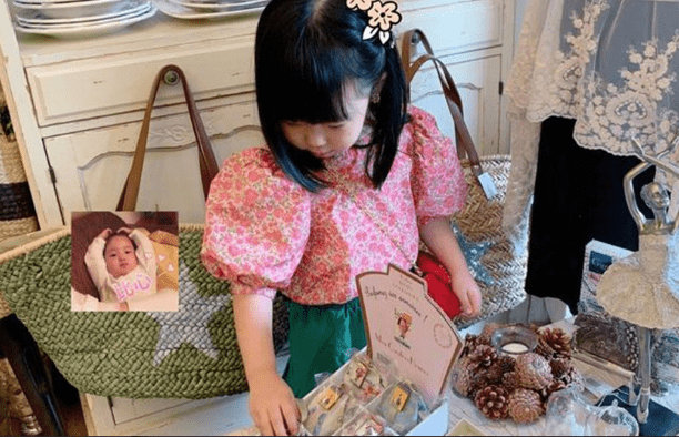 秦昊的女儿“反向”成长,五官越来越精致,颜值也逐渐向伊能静靠拢。