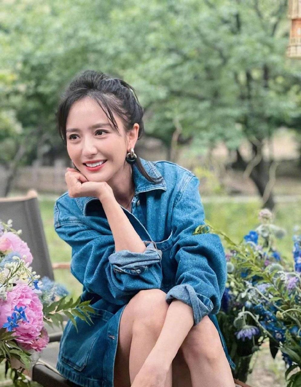 佟丽娅带着他的儿子和董璇的母女聚会，姐妹俩心情超好地并肩走着。