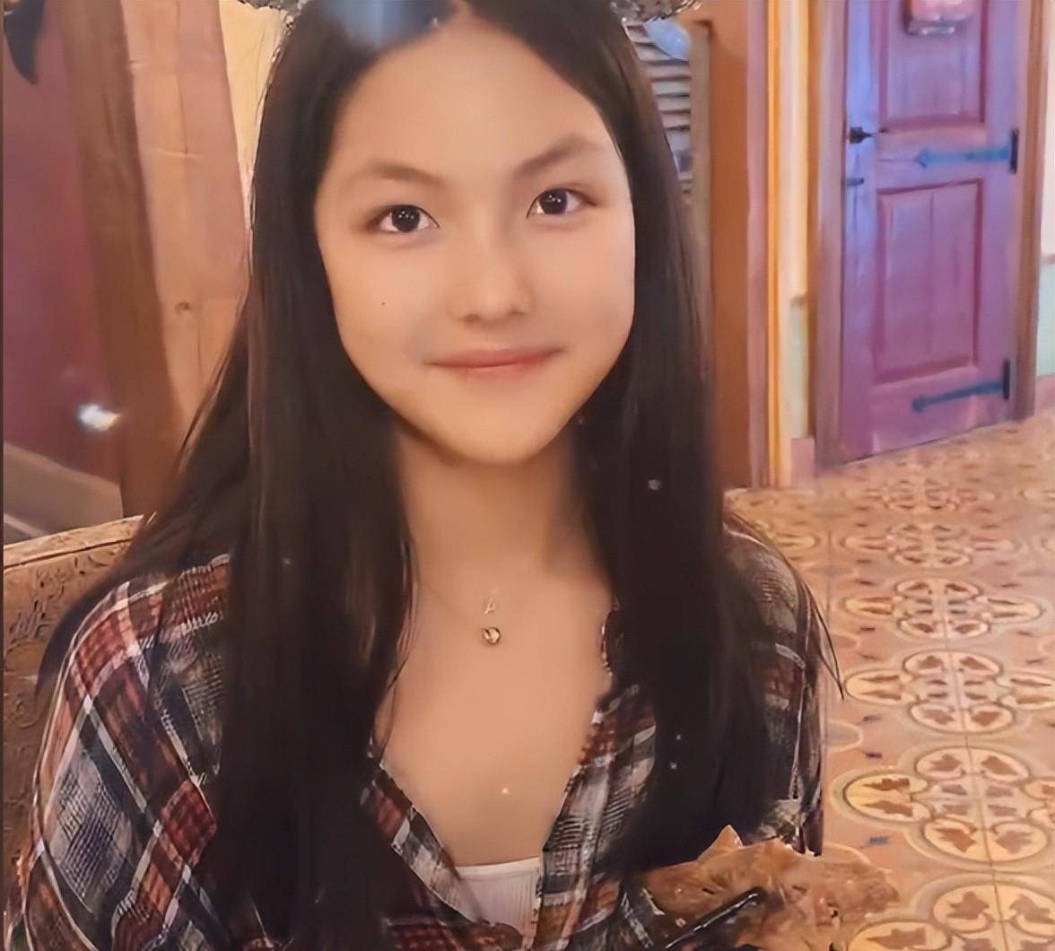 王在迪斯尼的新照片引起了人们的注意。李佩服女儿的毅力,项链价格不菲。