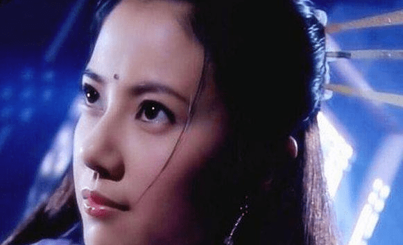 女星黑化：高圆圆眼神坚毅，秦丽精致美丽。