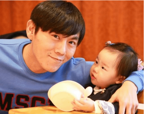 秦昊的女儿“反向”成长,五官越来越精致,颜值也逐渐向伊能静靠拢。