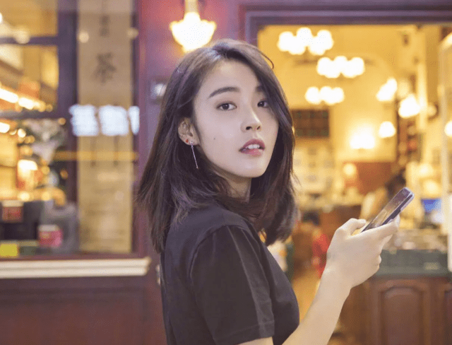 卡丽娜，娱乐圈的一个干净的表演者，不依靠叔叔的关系，而是用作品的质量和实力赚钱。