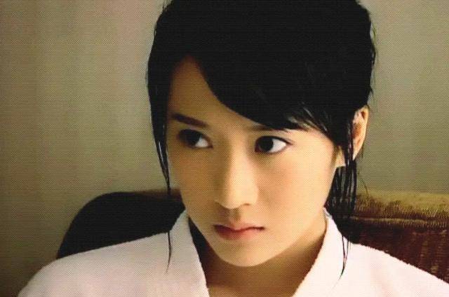 李连出席港台派对!腰挎万元包太时尚,吕良伟老婆秀身材。