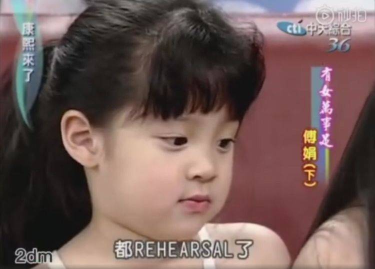 欧阳娜娜演出肩带脱(欧阳娜娜小时候走秀哭)