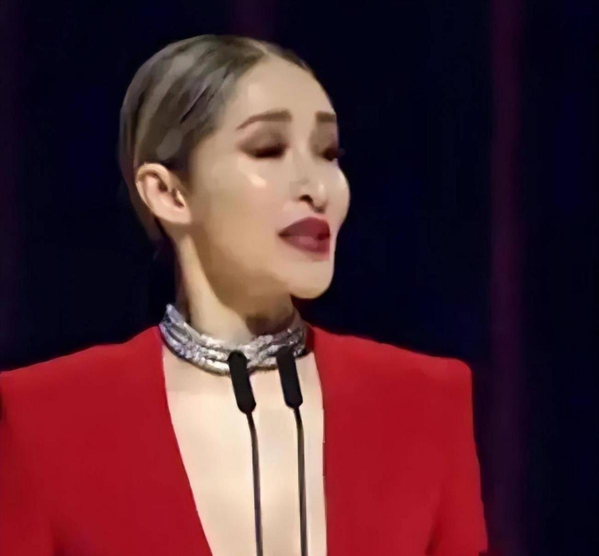 她再次回应化妆传闻,戳鼻子做猪鼻证明自己清白?