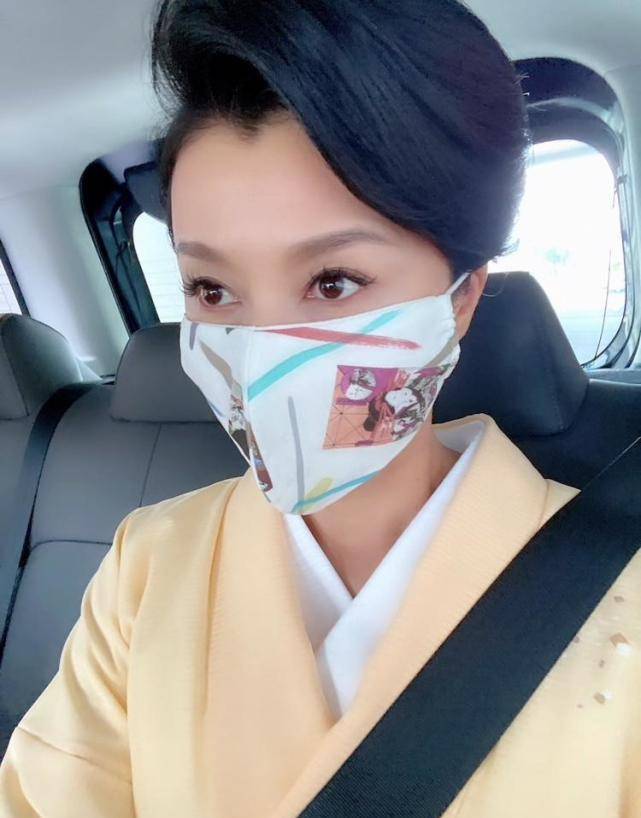 藤原纪香,49岁的和服,时尚动人。她自拍没有皱纹,参加老公的歌舞伎表演。