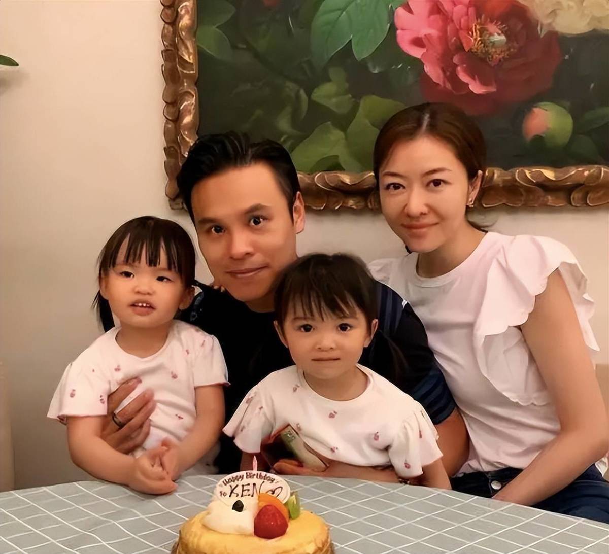 41岁的熊黛林近期写真曝光,低胸长裙衬出完美身材,脸部法令纹暴露年龄。