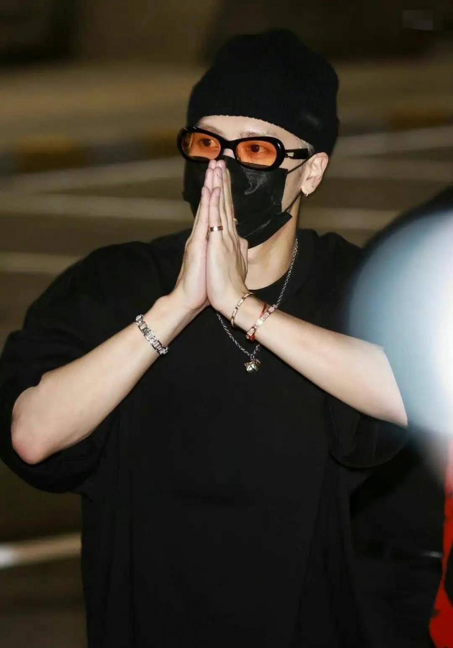 太热了!王排队出现在机场。为了防止老人被推倒,她主动拦住了保镖。