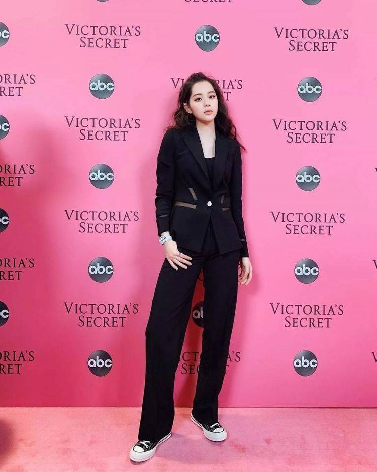 欧阳娜娜演出肩带脱(欧阳娜娜小时候走秀哭)