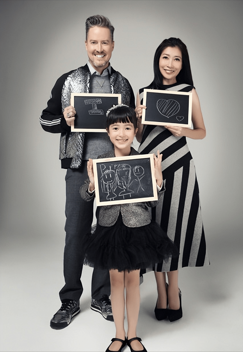 我父亲去了哪里？我的父母在夏天离婚了，我的母亲黄承认她的朋友曾暗指沙利克是垃圾。