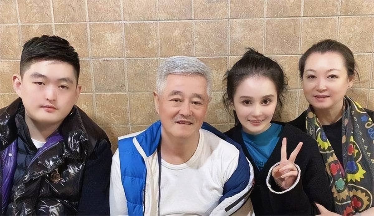 赵本山女儿直播自己存款,银行卡余额9位数,名下两辆劳斯莱斯。