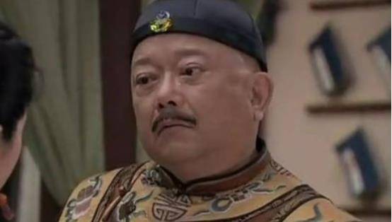 70岁的王刚拍摄了一系列近期照片。他不想出乎意料地展示他的财富。厨房在电话厅安装了一个石狮子。