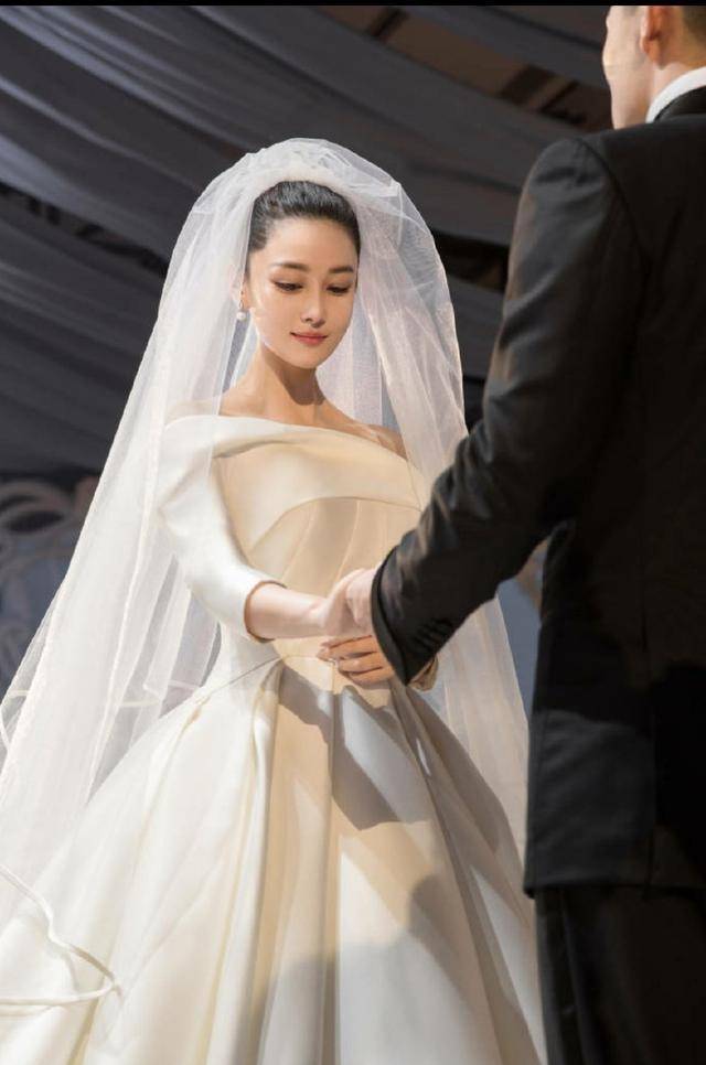 刘朵朵发文还原真实的张茵:不去夜店喝多了就哭着活下去。