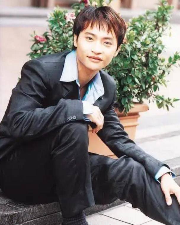 陈志朋晒蛋糕庆生(陈志朋出席网红生日宴，负责推蛋糕被群嘲，一次30万你推不推？)