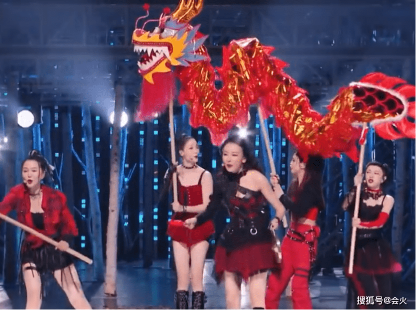 晒彩排花絮，打龚表情夸张，Ar  Fi舞龙太狠。