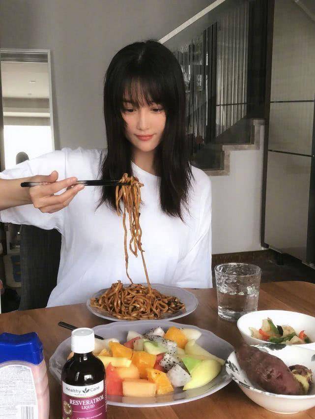 张茵过着田园般的生活,他的院子里种满了蔬菜和水果,超大的别墅暴露在外。